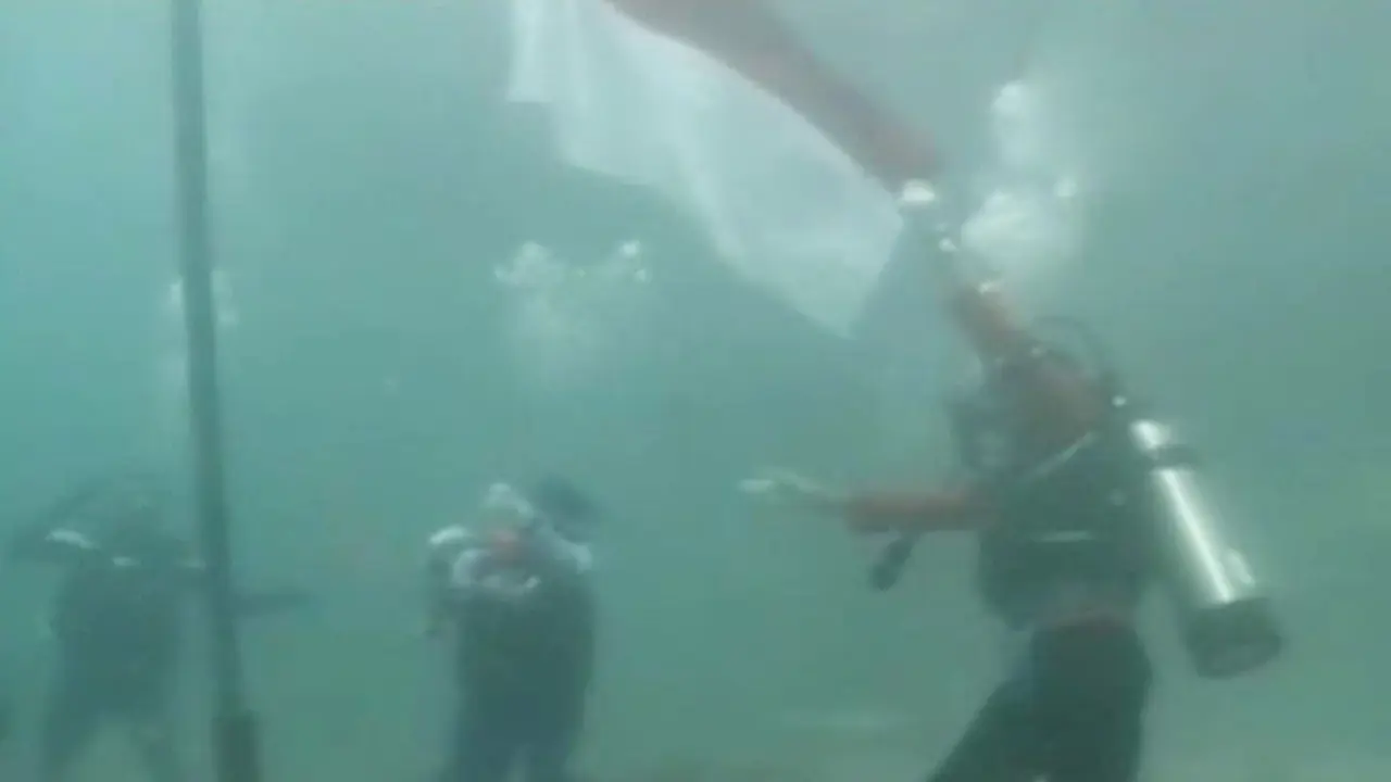 Segmen 1: Detik-detik Pengibaran Bendera di 3 Titik di Bawah Laut