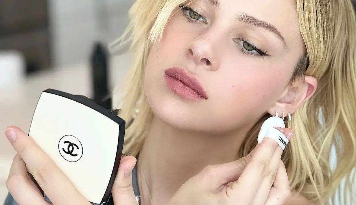 Gaya makeup minimalis juga jadi andalannya. Ia memilih untuk menonjolkan fitur wajahnya dengan pulasan riasan natural namun tetap terkesan mewah.