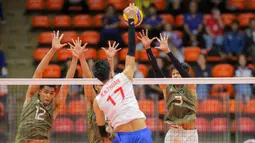 Timnas Bola Voli Putra Indonesia menundukkan Vietnam dengan skor 3-2 (21-25, 20-25, 25-22, 25-19, 15-10) pada semifinal SEA Games 2025 yang digelar di Hua Mak Stadium, Bangkok, pada Kamis (18/12/2025). (Bola.com/Bagaskara Lazuardi)