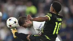 Bek Tottenham Hotspur Ben Davies berusaha menyundul bola dari penyerang Sporting CP Marcus Edwards pada matchday kelima Grup D Liga Champions di Tottenham Hotspur Stadium, London, Kamis (27/10/2022) dini hari WIB. Tottenham harus puas bebrabgi satu poin usai bermain imbang lawan Sporting CP. (AP Photo/Ian Walton)