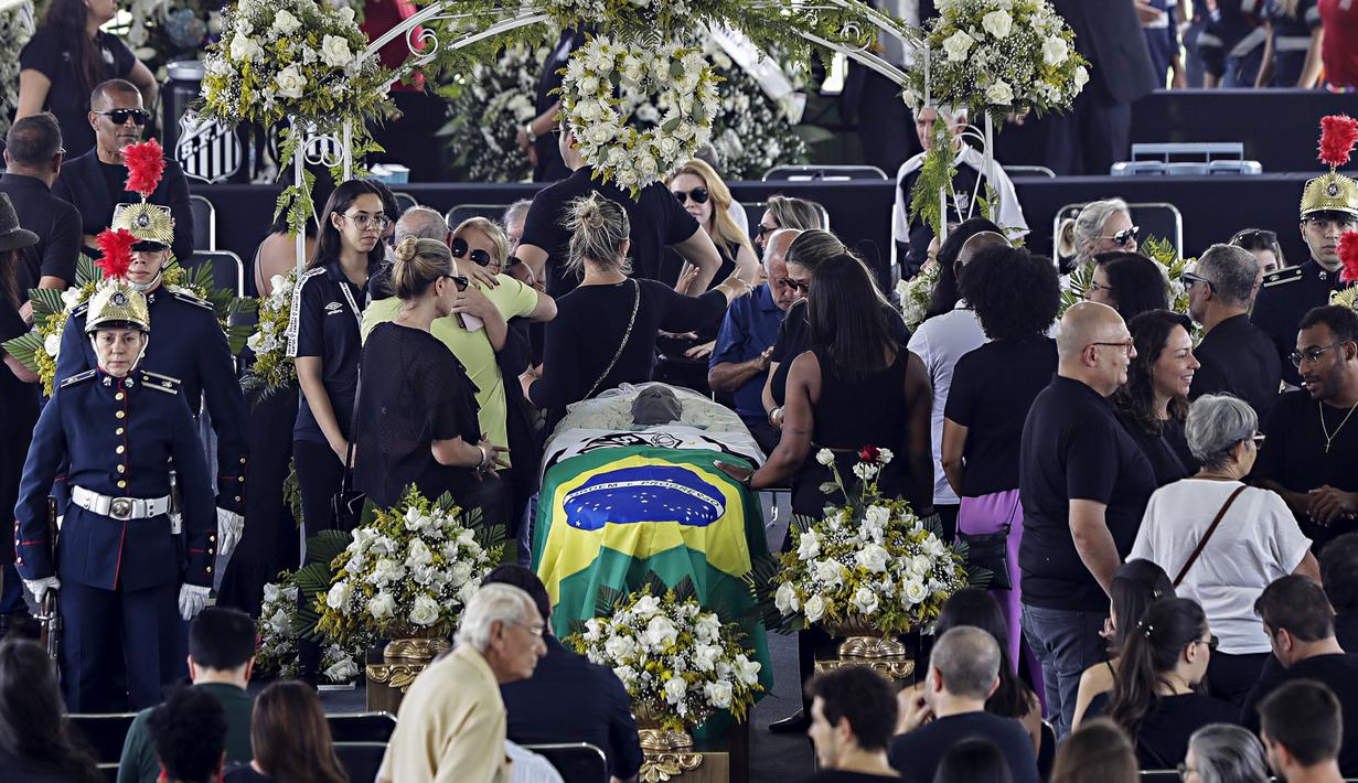 Meninggalnya Pele membuat warga Brasil merasa begitu sedih dan kehilangan sosok pesepak bola peraih tiga trofi Piala Dunia tersebut. (AP Photo/Marcelo Chello)