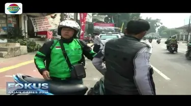 Kawanan ojek online yang tengah asyik mangkal di atas trotoar jalan, di kawasan Senayan, Jakpus, kabur berhamburan demi menghindari razia.