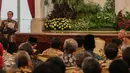 Presiden Jokowi (kiri) memberi kata sambutan saat peringatan Hari Habitat Dunia 2015 di Istana Negara, Jakarta, Selasa (6/10). Hari Habitat Dunia diperingati setiap Senin pertama Oktober. (Liputan6.com/Faizal Fanani)