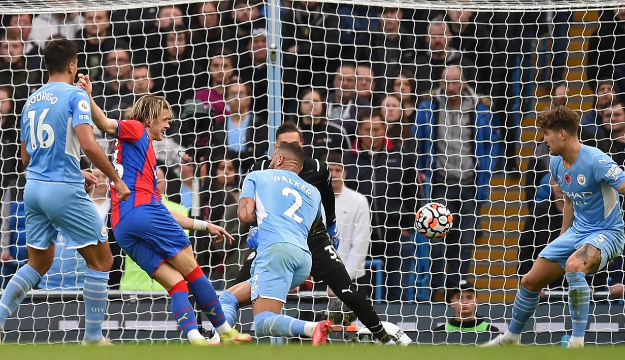 Pemain Crystal Palace Conor Gallagher (kedua kiri) melakukan tendangan untuk mencetak gol ke gawang Manchester City pada pertandingan Liga Inggris di Etihad Stadium, Manchester, Inggris, 30 Oktober 2021. Crystal Palace menang 2-0. (Oli SCARFF/AFP)