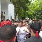 Bupati Bone Bolango, Hamim Pou saat menerima pengunjuk rasa di depan kantor Bupati (Arfandi Ibrahim/Liputan6.com)
