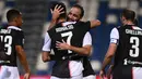 Penyerang Juventus, Gonzalo Higuain memeluk rekannya Cristiano Ronaldo usai mencetak gol ke gawanag Sassuolo pada pertandingan lanjutan Liga Serie A Italia di stadion Mapei di Reggio Emilia (15/7/2020). Juventus bermain imbang 3-3 atas Sassuolo. (AFP/Marco Bertorello)