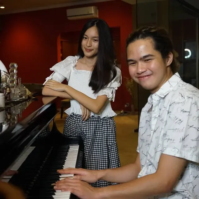 Rilis Lagu di HUT RI ke-75, Ini 6 Momen Dul Jaelani dan Shanna Shannon saat Duet