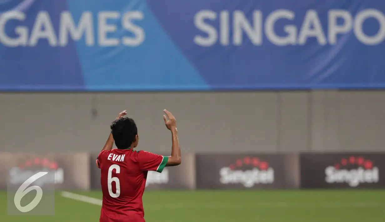 Gelandang timnas Indonesia U-23, Evan Dimas Darmono menadahkan tangan ke atas saat berlaga melawan Filipina di penyisihan Grup A Sea Games 2015 di Stadion Jalan Besar, Singapura, Selasa (9/6/2015). Indonesia unggul 2-0. (Liputan6.com/Helmi Fithriansyah)