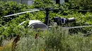 Sebuah helikopter yang ditinggalkan seorang gangster terkenal Prancis, Redoine Faid di Gonesse, utara Paris, Minggu (1/7). Faid kabur dengan bantuan sejumlah pria bersenjata yang mendaratkan helikopter di halaman penjara. (AFP/GEOFFROY VAN DER HASSELT)