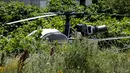 Sebuah helikopter yang ditinggalkan seorang gangster terkenal Prancis, Redoine Faid di Gonesse, utara Paris, Minggu (1/7). Faid kabur dengan bantuan sejumlah pria bersenjata yang mendaratkan helikopter di halaman penjara. (AFP/GEOFFROY VAN DER HASSELT)