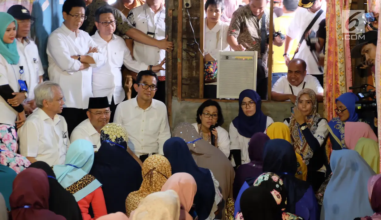 Menkeu Sri Mulyani berpidato di depan nasabah pembiayaan Ultra Mikro (UMi) di Belawan, Medan, Sumatera Utara, Selasa (16/1/). Sri Mulyani berharap Pegadaian ambil peran dalam mensukseskan program ini. (Liputan6.com/Reza Efendi)
