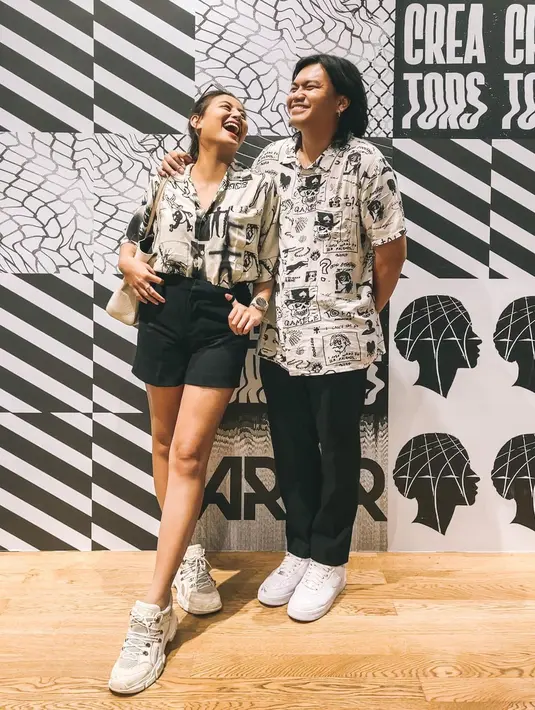 Memadukan short dengan kemeja bermotif dengan nuansa hitam putith (Foto: Instagram @awkarin)