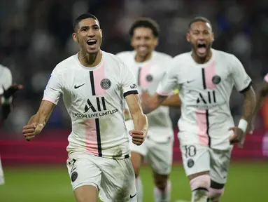 Reaksi bek Paris Saint-Germain (PSG), Achraf Hakimi (kiri) setelah mencetak gol ke gawang Metz pada laga pekan ketujuh Ligue 1 di Stadion Saint-Symphorien, Kamis (23/9/2021) dini hari WIB. PSG menang atas Metz dengan skor tipis 2-1 lewat gol telat Achraf Hakimi. (AP Photo/Christophe Ena)