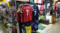 Jersey langka David Beckham saat Bola.com meliput ARRC 2019 di Thailand. (Bola.com/Muhammad Adiyaksa).