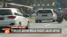 Pemudik motor padati lalu lintas arteri Karawang, Jawa Barat. Kendaraan hanya bisa melaju dengan kecepatan maksimal 40 kilometer per jam.