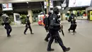 Pasukan National Gendarmerie Intervention Group (GIGN) saat melakukan latihan serangan teroris di la Gare Montparnasse, Paris (20/4). Dalam latihan tersebut Menteri Dalam Negeri Prancis Bernard Cazeneuve ikut ambil bagian. REUTERS/MIGUEL MEDINA)