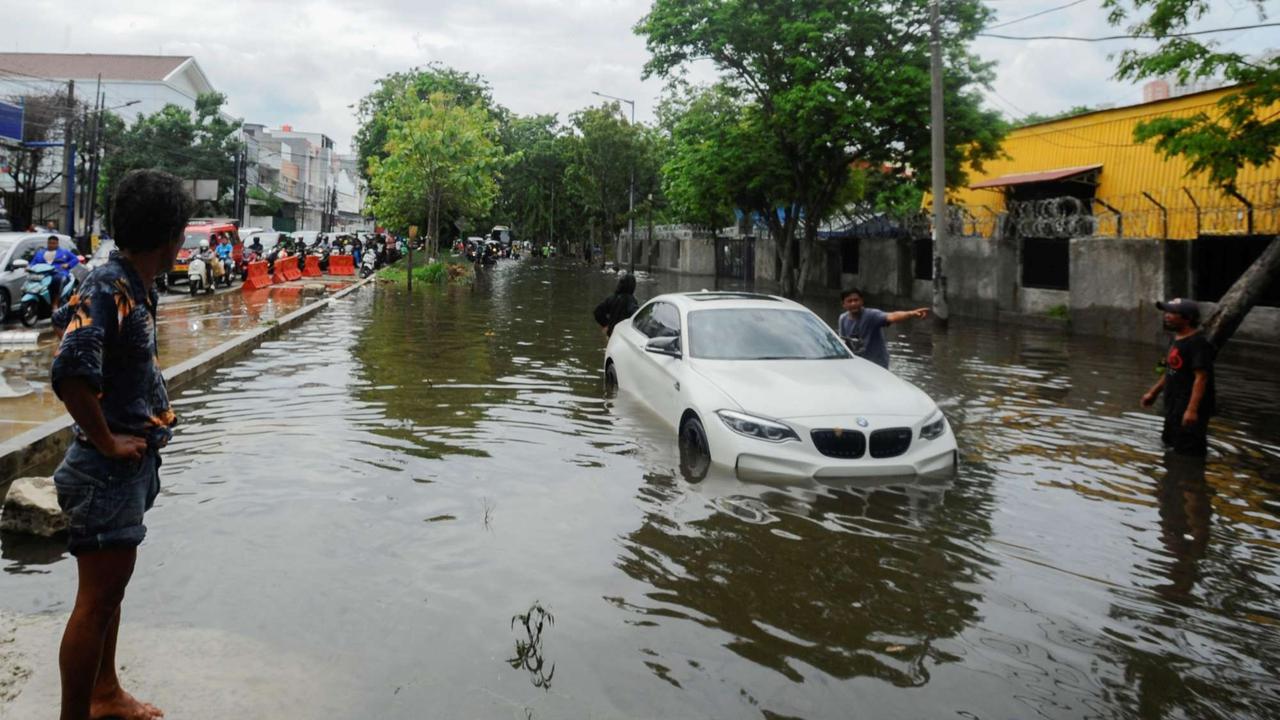 Mobil mewah mogok saat banjir rob di Muara Angke