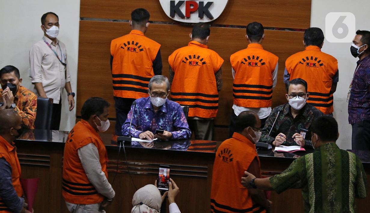 Wakil Ketua KPK Alexander Marwata (tengah) jumpa pers penahanan anggota DPRD Muara Enim di Gedung KPK, Jakarta, Kamis 30/09/2021). Sebanyak 10 anggota DPRD Muara Enim ditahan terkait dugaan suap pengadaan barang dan jasa di Dinas PUPR dan pengesahan APBD tahun 2019. (Liputan6.com/Herman Zakharia)