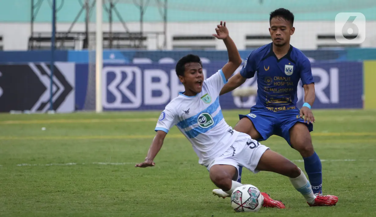 Penyerang Persela Lamongan M. Revan Joni Nurianto berebut bola dengan gelandang PSIS Semarang Eka Febri Yogi Setiawan dalam laga pekan pertama BRI Liga 1 2021/2022 di Stadion Wibawa Mukti, Sabtu (4/9/2021). PSIS menang dramatis 1-0 atas Persela berkat gol di menit akhir (Bola.com/Bagaskara Lazuardi