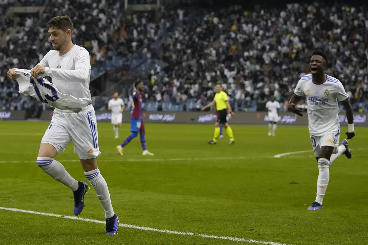 Foto: Federico Valverde Hentikan Kejaran Gol Penyeimbang Barcelona atas Real Madrid di Laga El Clasico Piala Super Spanyol