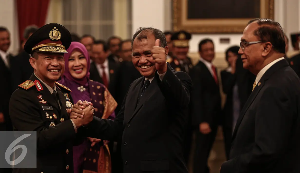 Ketua KPK, Agus Rahardjo memberi selamat kepada Kapolri Tito Karnavian usai pelantikan di Istana Negara, Jakarta, Rabu (13/7). Tito Karnavian resmi menjadi Kapolri menggantikan Jenderal Badrodin Haiti. (Liputan6.com/Faizal Fanani)