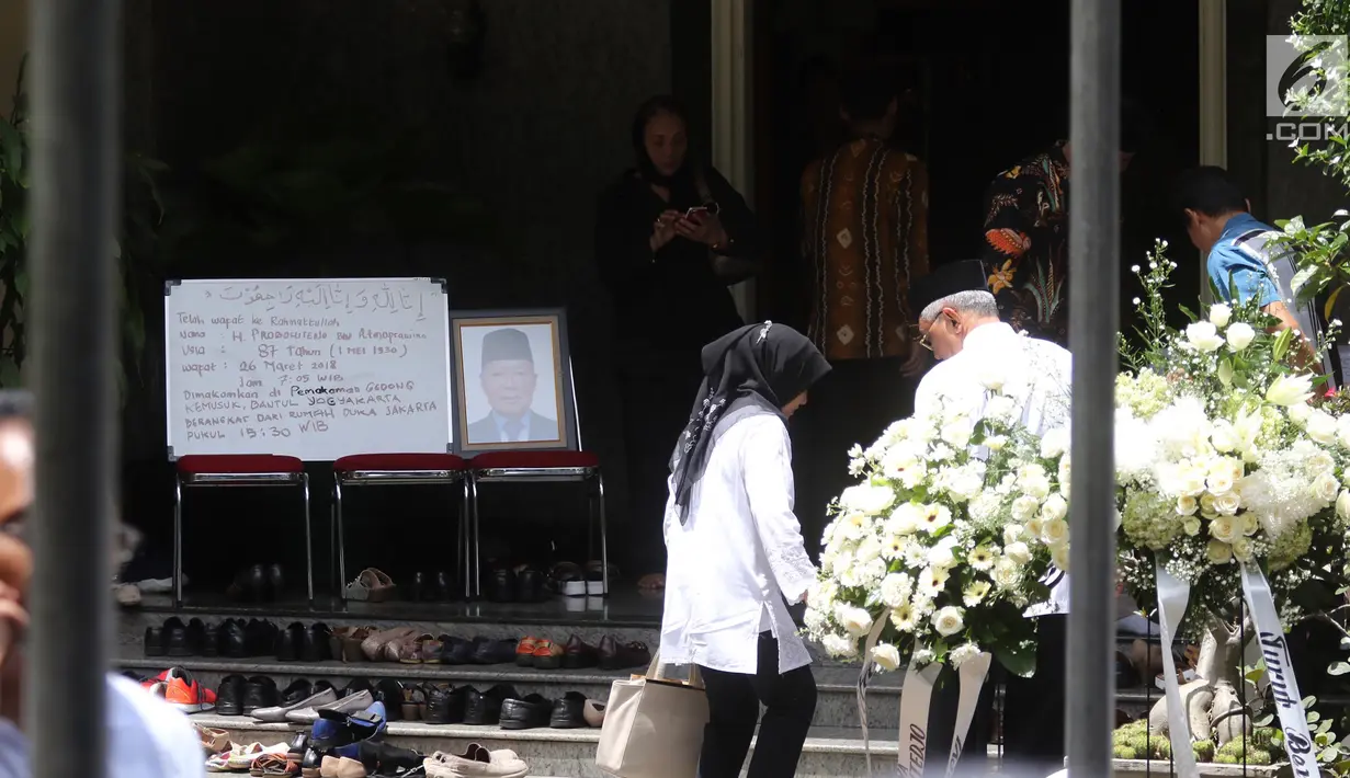 Suasana rumah almarhum Probosutedjo yang berada di Jalan Diponegoro, Jakarta, Senin (26/3). Adik mantan presiden Soeharto tersebut meninggal di RSCM akibat penyakit kanker tiroid. (Liputan6.com/Arya Manggala)