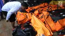 Warga melihat jenazah korban gelombang Tsunami Anyer di Puskesmas Carita, Banten, Minggu (23/12). Tim SAR masih melakukan pencarian jenazah yang sebagian besar berasal dari Pantai Carita. (Liputan6.com/Angga Yuniar)