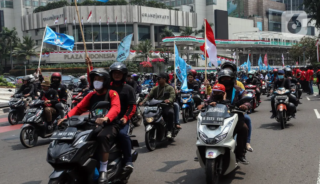 Buruh melakukan konvoi menggunakan sepeda motor di Bundaran Hotel Indonesia untuk mengikuti unjuk rasa di depan Gedung DPR, Jakarta, Rabu (10/8/2022). Dalam aksi tersebut mereka menuntut agar pemerintah menghapus Omnibus Law. (Liputan6.com/Johan Tallo)