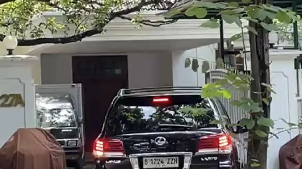 Mobil Sekjen PDIP Hasto Kristiyanto yang hilir mudik di kediaman Ketua Umum PDI Perjuangan (PDIP) Megawati Soekarnoputri di Jalan Teuku Umar, Menteng, Jakarta Pusat. (Radityo).