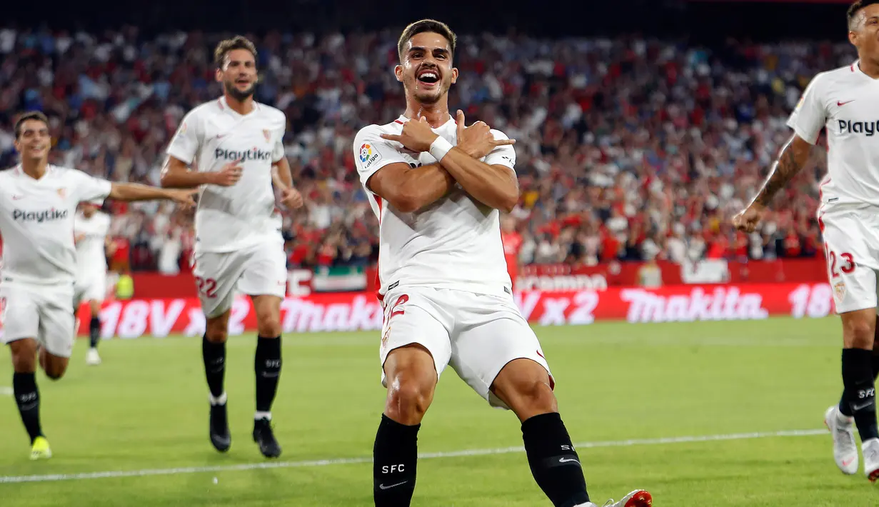 Striker Sevilla, Andre Silva berselebrasi usai mencetak gol ke gawang Real Madrid pada lanjutan La Liga Spanyol di stadion Sanchez Pizjuan (26/9). Silva mencetak dua gol dan mengantar Sevilla menang 3-0 atas Madrid. (AP Photo/Miguel Morenatti)