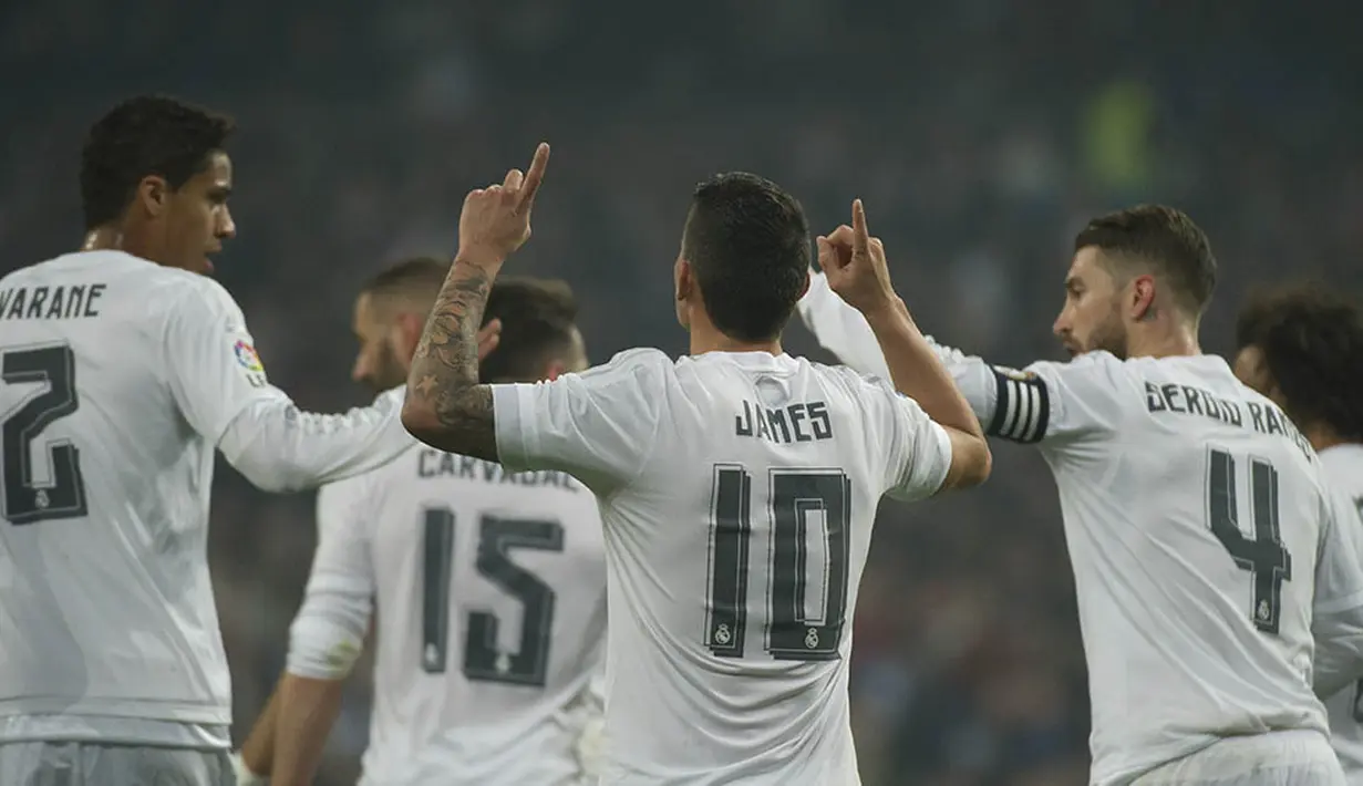 Para pemain Real Madrid merayakan gol yang dicetak James Rodriguez ke gawang Espanyol pada laga La Liga.  Dalam empat laga pertama bersama pelatih baru, Los Blancos, sudah berhasil mencetak 17 gol. (AFP/Curto De La Torre)