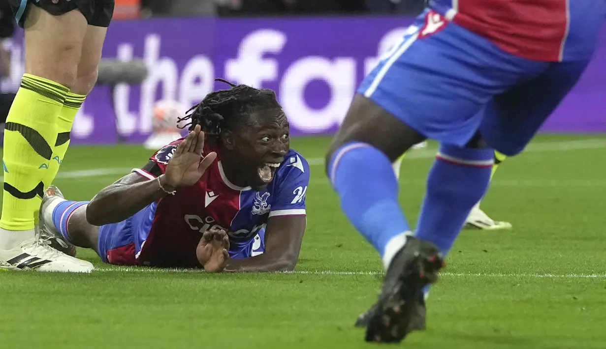 Reaksi kecewa gelandang Crystal Palace, Eberechi Eze terhadap keputusan wasit yang tidak memberi hadiah penalti setelah dirinya dijatuhkan pemain Arsenal di dalam kotak penalti pada laga pekan kedua Liga Inggris 2023/2024 di Selhurst Park, London (21/8/2023). (AP Photo/Kin Cheung)