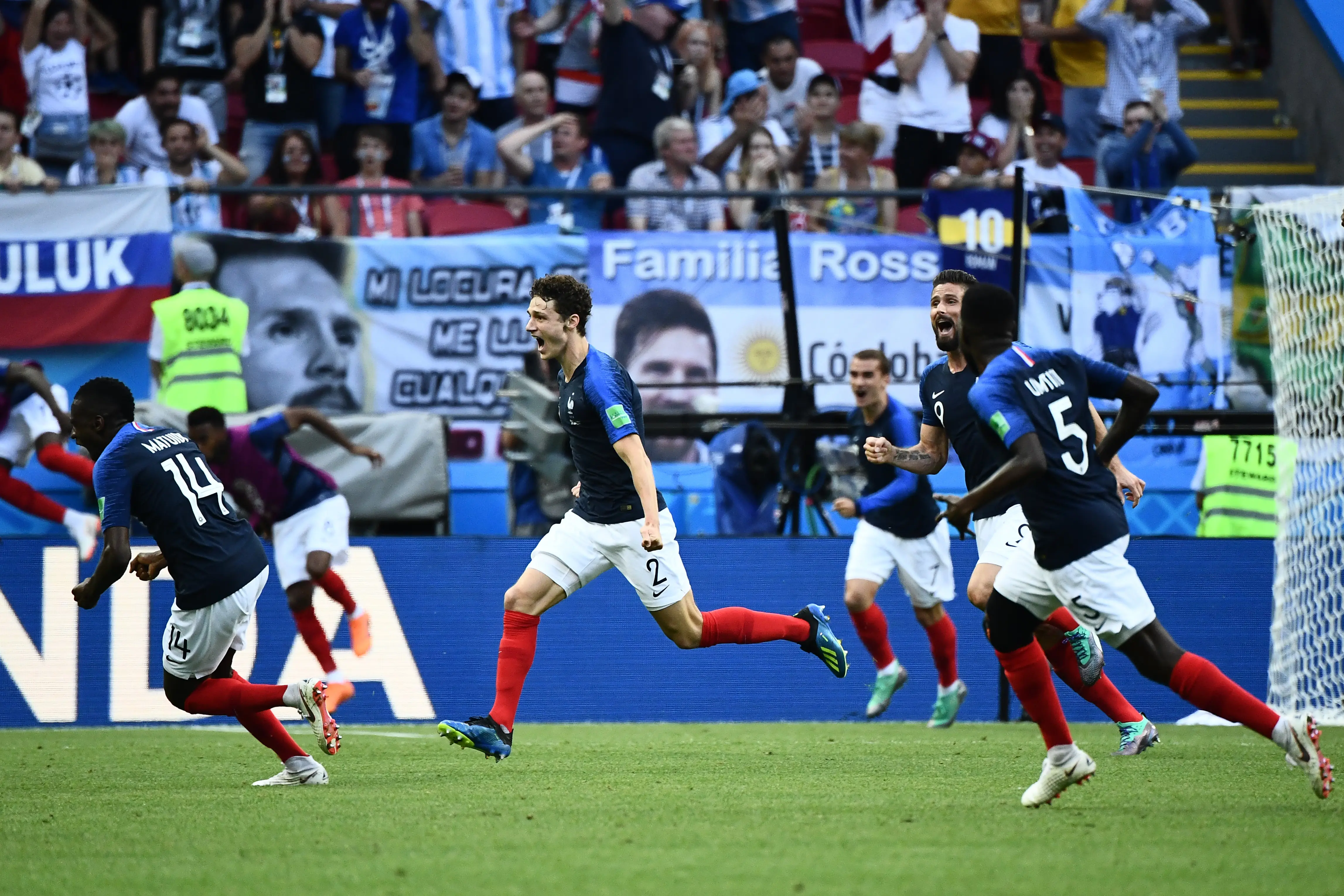 Bek Prancis, Benjamin Pavard (tengah) meluapkan kegembiraan usai merobek jala Argentina, pada laga 16 Besar Piala Dunia 2018, di Kazan Arena, Sabtu (30/6/2018) malam WIB.  (AFP/Jewel Samad)