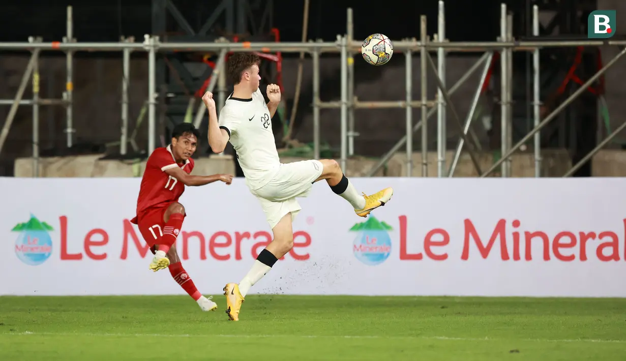 <p>Pemain Timnas Indonesia U-20, Frengky Missa menendang bola dibayangi pemain Selandia Baru, Jackson Thomas Jarvie pada laga International Friendly Match U-20 di Stadion Utama Gelora Bung Karno (SUGBK), Jakarta, Minggu (19/02/2023). (Bola.com/Ikhwan Yanuar)</p>