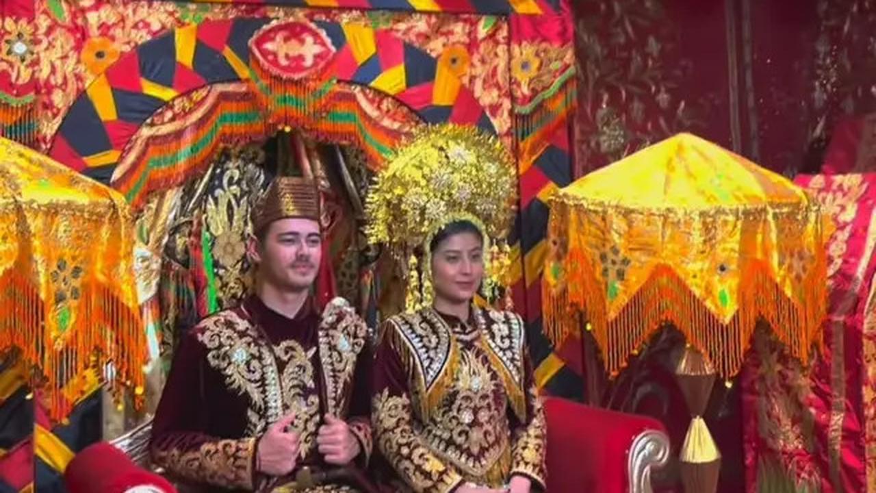 8 Potret Awkarin Ajak Pacar ke Padang, Bak Prewed Pakai Baju Adat