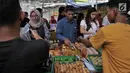 Pembeli sibuk memilih makanan kering untuk berbuka puasa atau takjil di kawasan Bendungan Hilir, Jakarta, Kamis (17/5). (Merdeka.com/Iqbal Nugroho)