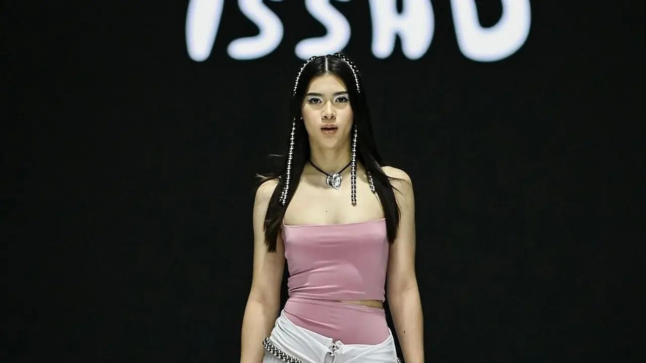 Gaya Keren Kayra Miendra Putri Mieke Amalia Debut di Jakarta Fashion Week 2025, Wariskan Bakat Model dari Sang Ibu