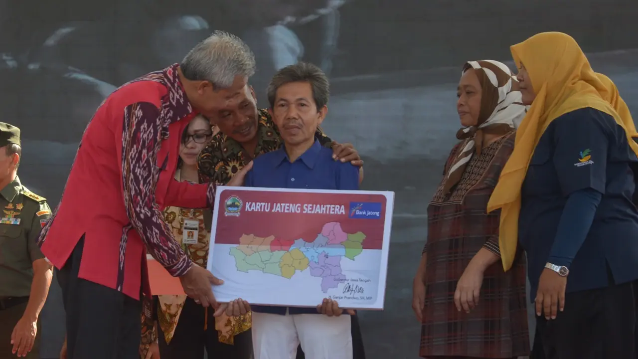 Gubernur Jawa Tengah (Jateng) Ganjar Pranowo memberikan Program Kartu Jateng Sejahtera (KJS) secara simbolis kepada warga. (Istimewa)