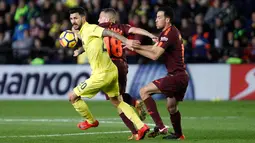 Pemain Villarreal, Roberto Soriano berebut bola dengan pemain Barcelona, Sergio Busquets pada jornada ke-15 La Liga di Stadion Ceramica, Minggu (10/12). Bertandang ke kandang musuh, Barcelona memenangkan pertandingan dengan skor 2-0.  (AP/Alberto Saiz)