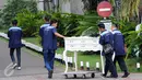 Petugas penyelenggara pernikahan anak kedua ketua DPR RI, Dwina Michaella saat melakukan persiapan di Gereja Katedral, Jakarta Pusat, Jumat (27/11). (Liputan6.com/Helmi Afandi)