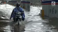 Hujan deras merendam ruas jalan D-I Panjaitan. Sejumlah kendaraan bermotor tidak dapat melewati area jalan.