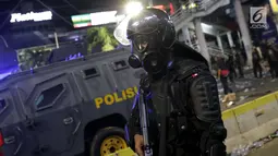 Personil Kepolisian dari satuan Brimob saat menghalau massa yang berlaku anarkis di sekitar depan Gedung Bawaslu, Jalan MH Thamrin, Jakarta, Rabu (22/5/2019). Aksi unjuk rasa yang dimotori GNKR berakhir ricuh. (Liputan6.com/HelmiFithriansyah)