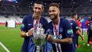 Pemain PSG, Neymar dan Angel Di Maria, mengangkat trofi juara Piala Prancis usai mengalahkan Saint-Etienne pada pertandingan final di Stadion Stade de France, Sabtu (25/7/2020) dini hari WIB. PSG menang 1-0 atas Saint-Etienne. (AFP/Geoffroy Van Der Hasselt)