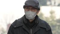 Aktor Korea Selatan Oh Young-soo tiba untuk menghadiri sidang pertama persidangan di cabang Pengadilan Distrik Suwon di Seongnam, Korea Selatan, Jumat, 3 Februari 2023. Polisi menerima pengaduan korban pada Desember 2021, dan meneruskan dokumen terkait dengan pendapat dakwaan kepada otoritas yang lebih tinggi pada Februari 2022. (AP Photo/Ahn Young-joon)