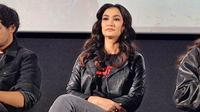 Atiqah Hasiholan berperan sebagai dukun aborsi Nyi Itoh dalam film horor Kampung Jabang Mayit