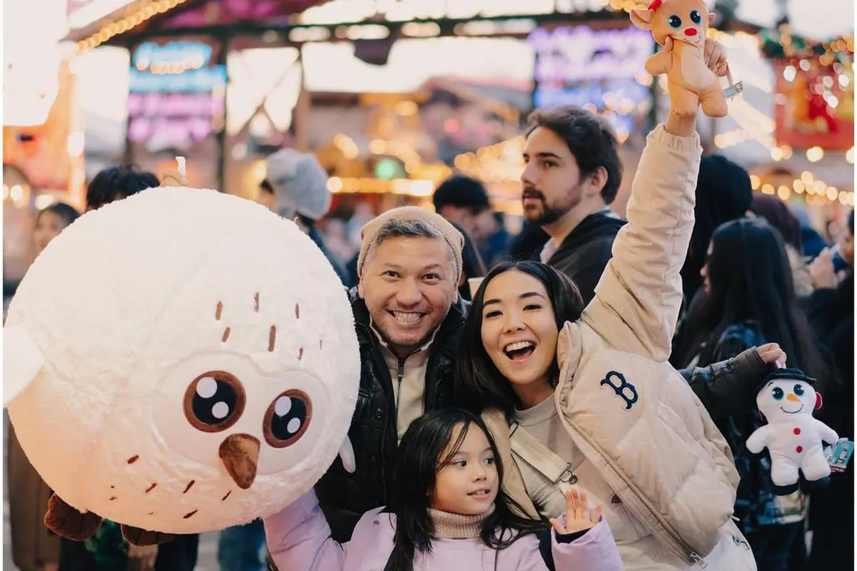 Kebersamaan Gading, Gempi dan Gisel saat kunjungi Winter Wonderland di London