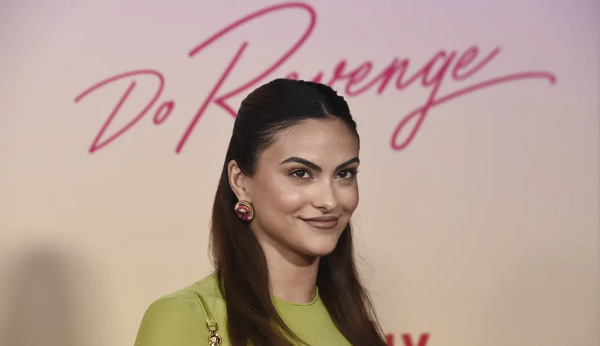 Camila Mendes tersenyum saat tiba di pemutaran perdana film "Do Revenge," di Netflix di Vine TUDUM Theater di Los Angeles, California, Rabu, 14 September 2022. Rambut cokelat halus Mendes dikenakan dengan gaya setengah ke atas yang ramping. (Photo by Jordan Strauss/Invision/AP)
