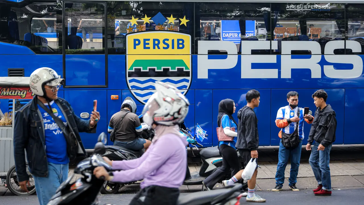 Jelang Laga Penentuan Juara BRI Super League 2025/2026, Suporter Maung Bandung Padati Persib Store