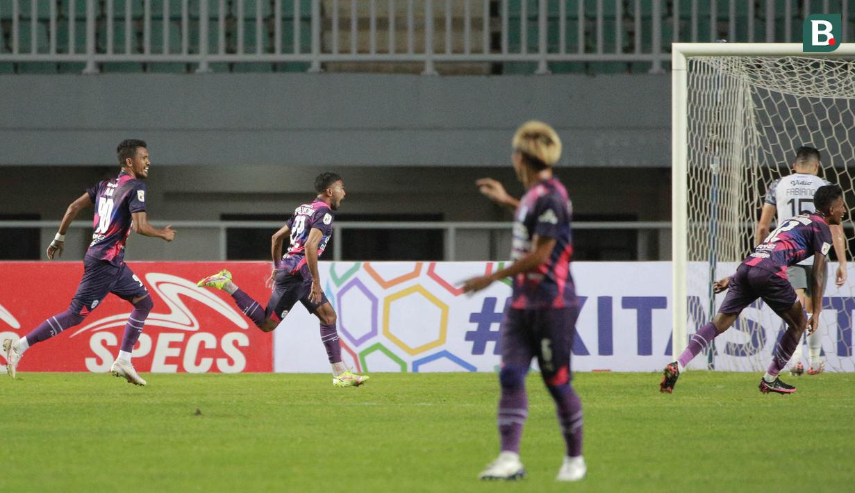 Pemain Rans Cilegon FC, Rifal Lastori (tengah) melakukan selebrasi usai mencetak gol ke gawang Persis Solo dalam matchday pertama Grup X Babak 8 Besar Liga 2 2021/2022 di Stadion Pakansari, Bogor, Rabu (15/12/2021). (Bola.com/M Iqbal Ichsan)