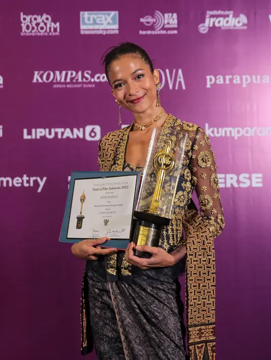 <p>Menutup penampilannya, Putri Marino memilih mengenakan sandal heels dari Stuart Weitzman.</p>